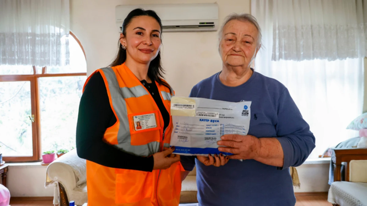 Antalya&rsquo;da yaşlı kadının otob&uuml;ste unuttuğu c&uuml;zdan teslim edildi 