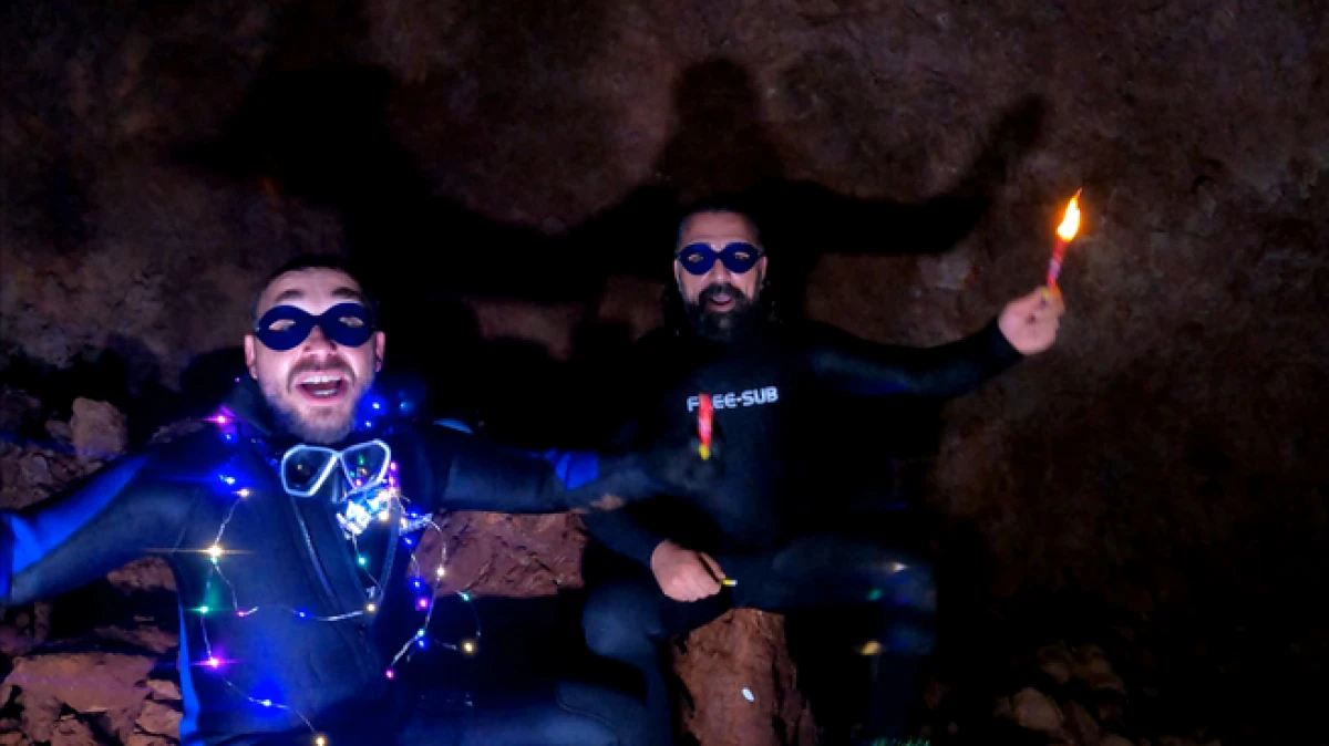 Antalya&rsquo;da yeni yılı su altı mağarasında karşıladılar 