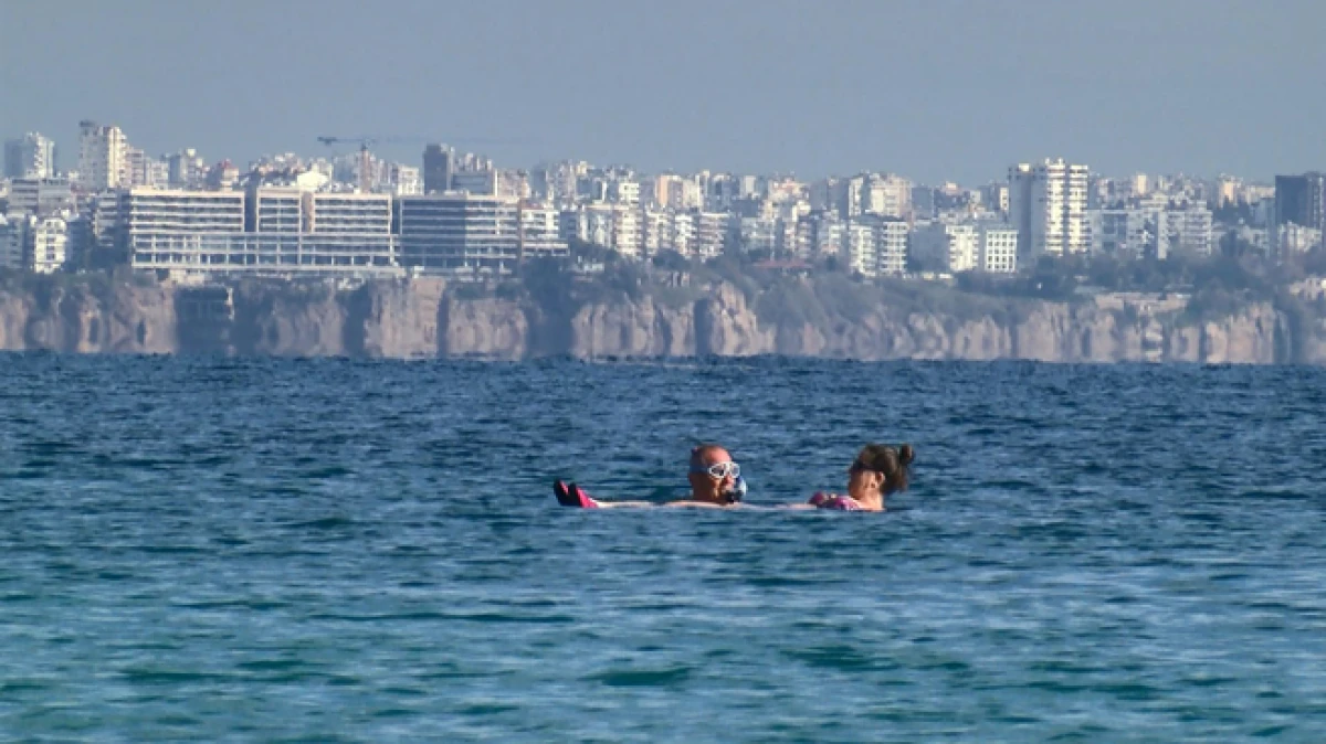 Antalya&rsquo;da yılın ilk hafta sonunda g&uuml;neşlenip denize girdiler