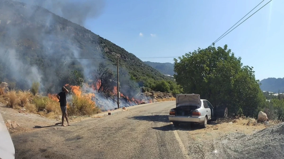 Antalya’da yol kenarındaki yangını gören tatilci aile alevlere müdahale etti 