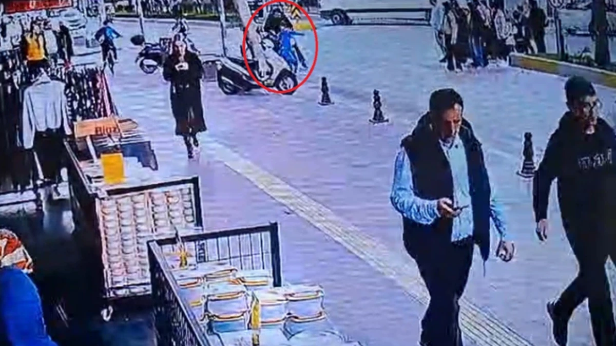 Antalya&rsquo;da yola fırlayan &ccedil;ocuğa motosikletle &ccedil;arptılar, arkalarına baka baka yollarına devam ettiler 