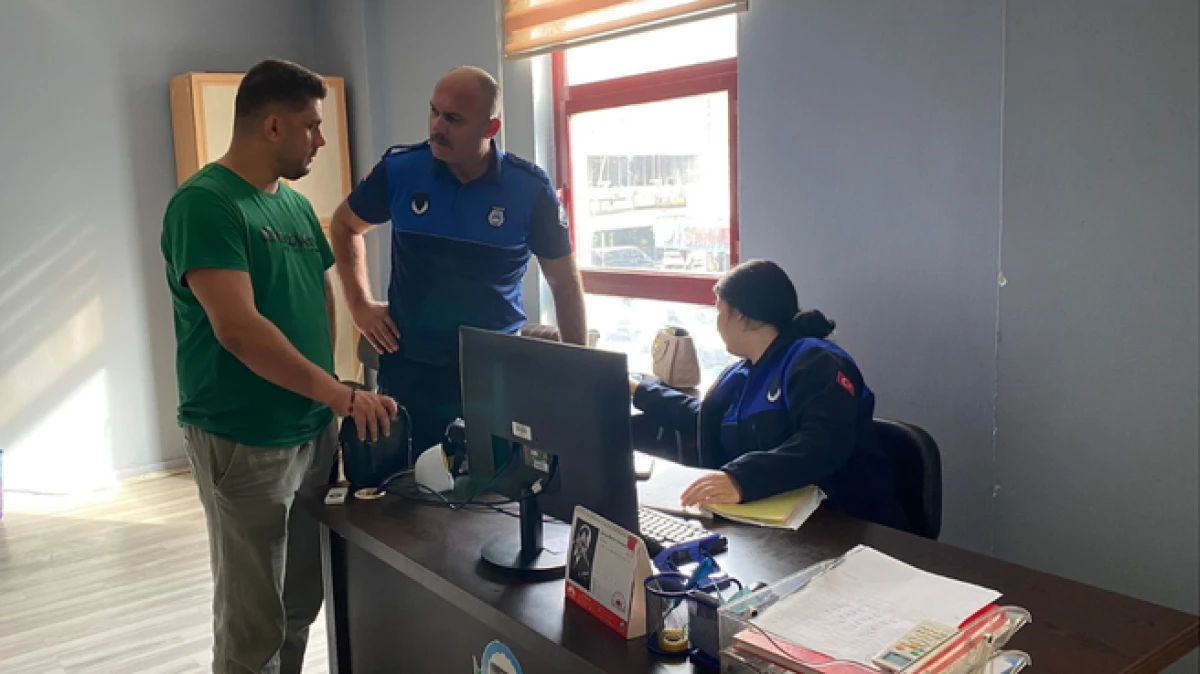 Antalya’da Zabıta ekiplerinin buldukları çanta sahibine teslim edildi 