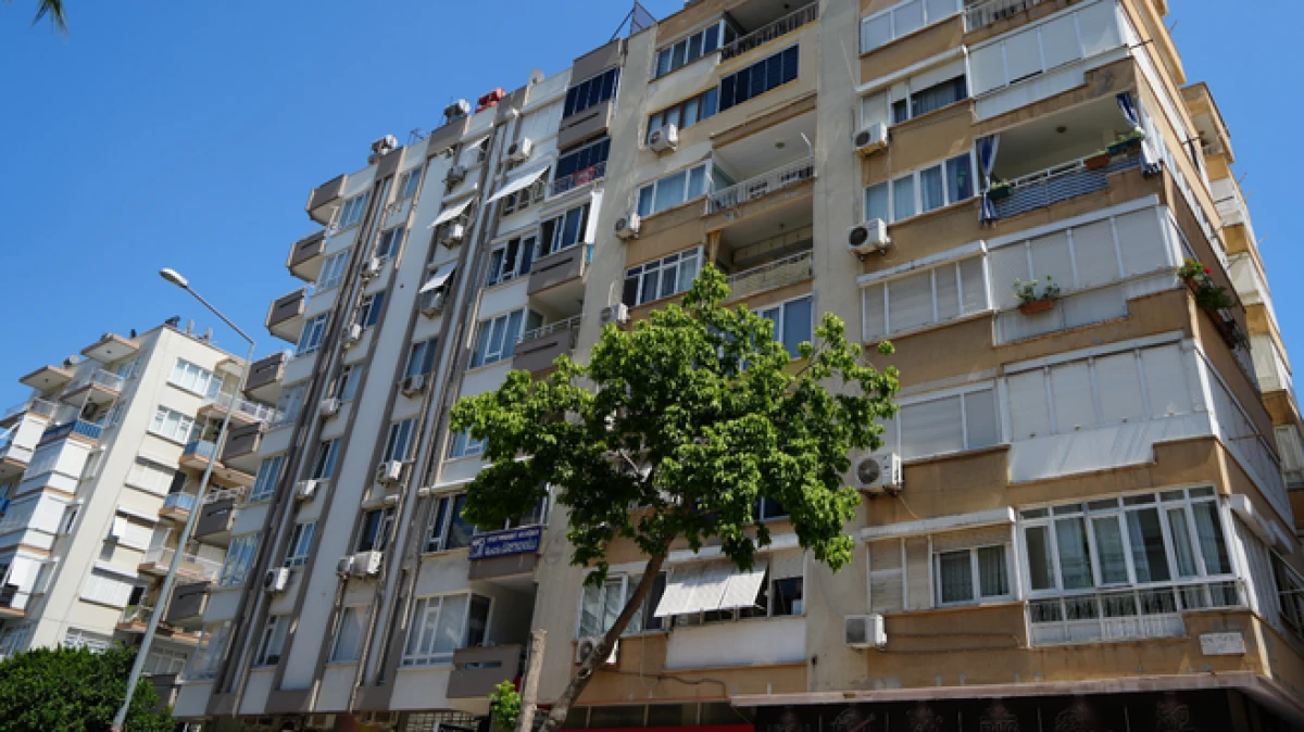 Antalya'da zemin kat kolonu patlayan 7 katlı bina tahliye edildi 