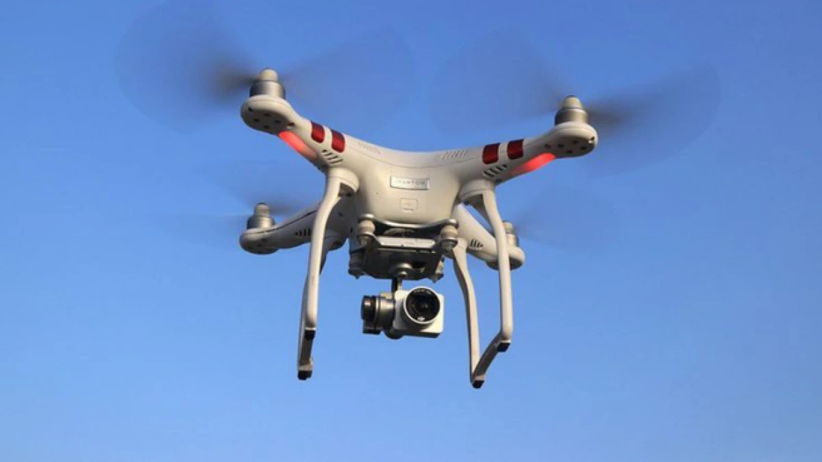 Antalya’daki festivalde sahnede ilginç an:  Dron sanatçının kafasına çarptı   