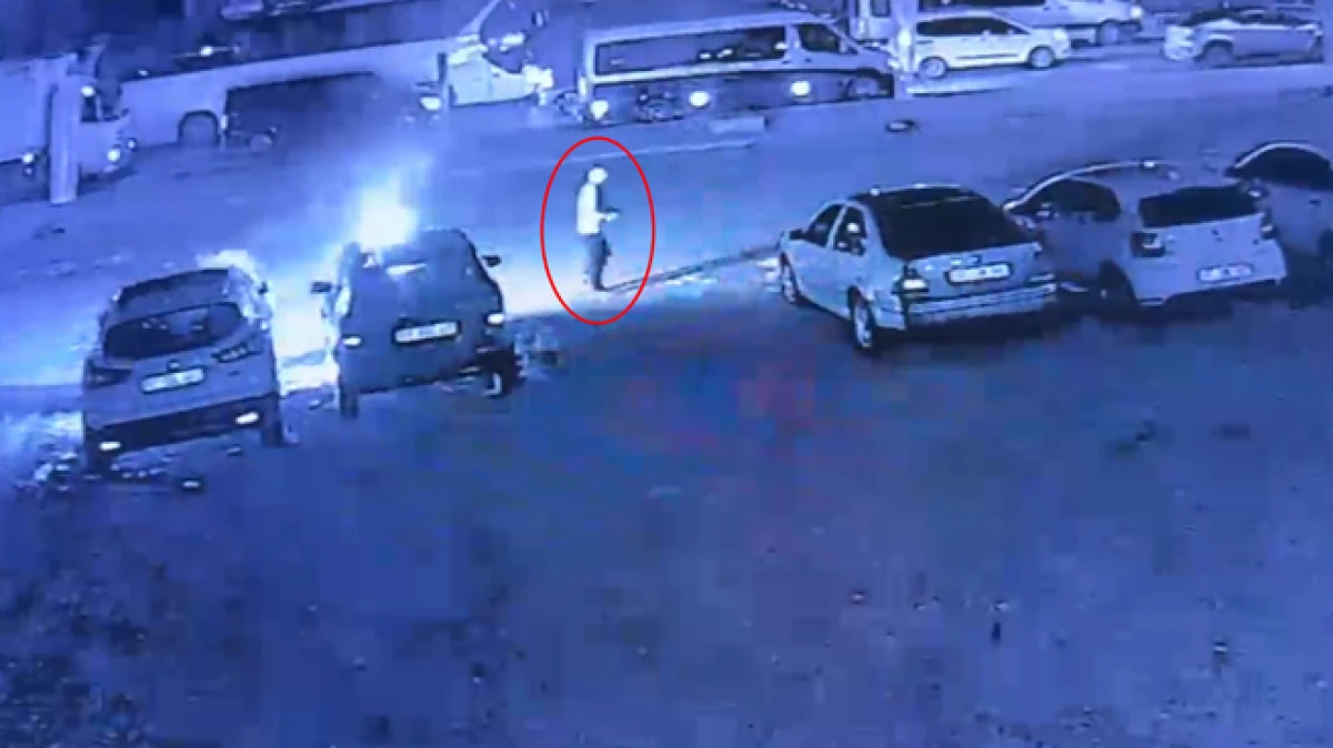 Antalya&rsquo;daki galerideki 6 otomobili ateşe veren ş&uuml;pheli tutuklandı