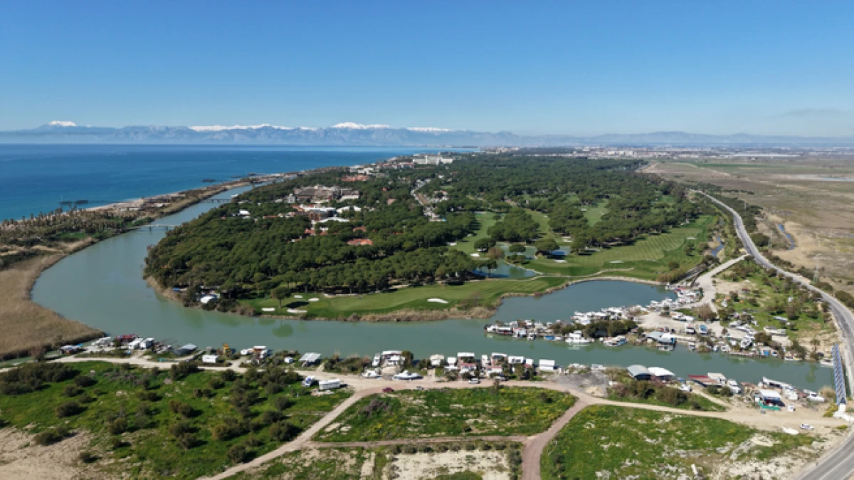 Antalya'daki nehri talan ettiler: Bir tarafı milyon dolarlık tesisler bir tarafı ka&ccedil;ak barakalar