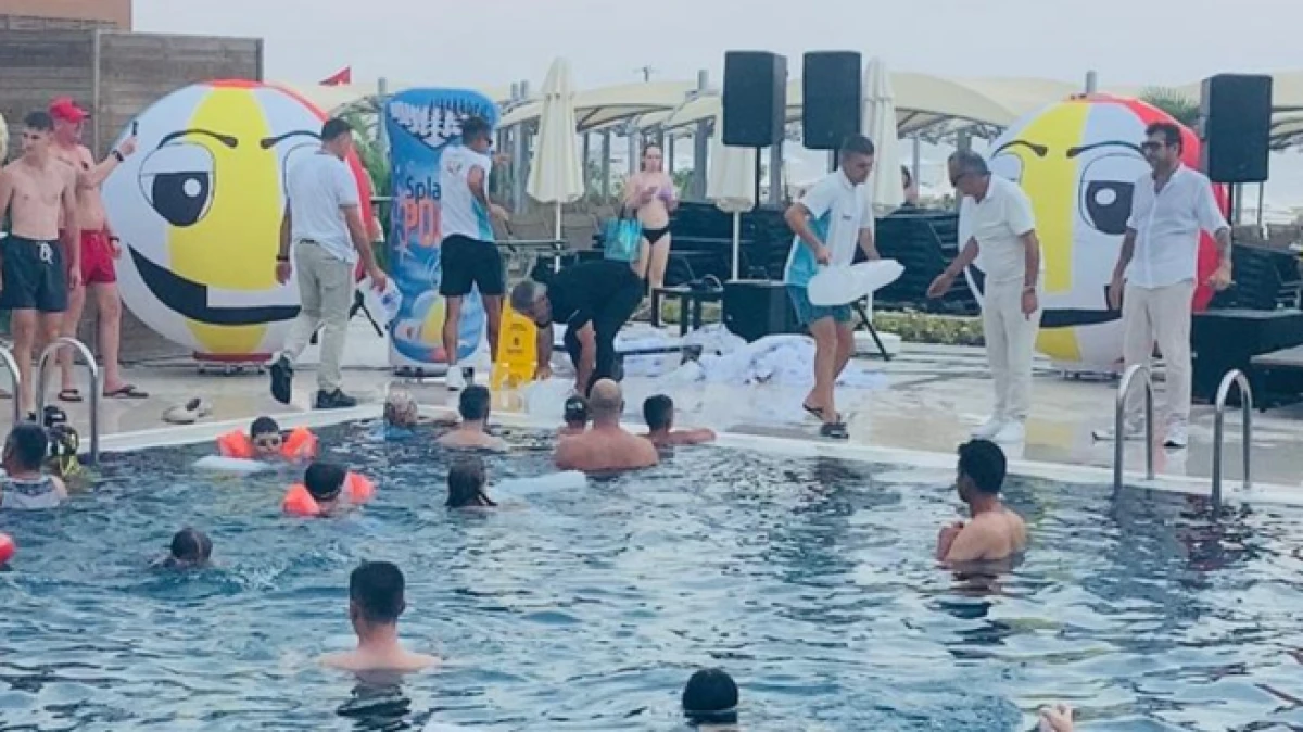 ​Antalya'daki Siu Collection'da tatil yapan turistler havuza dökülen 5 ton buz ile serinledi
