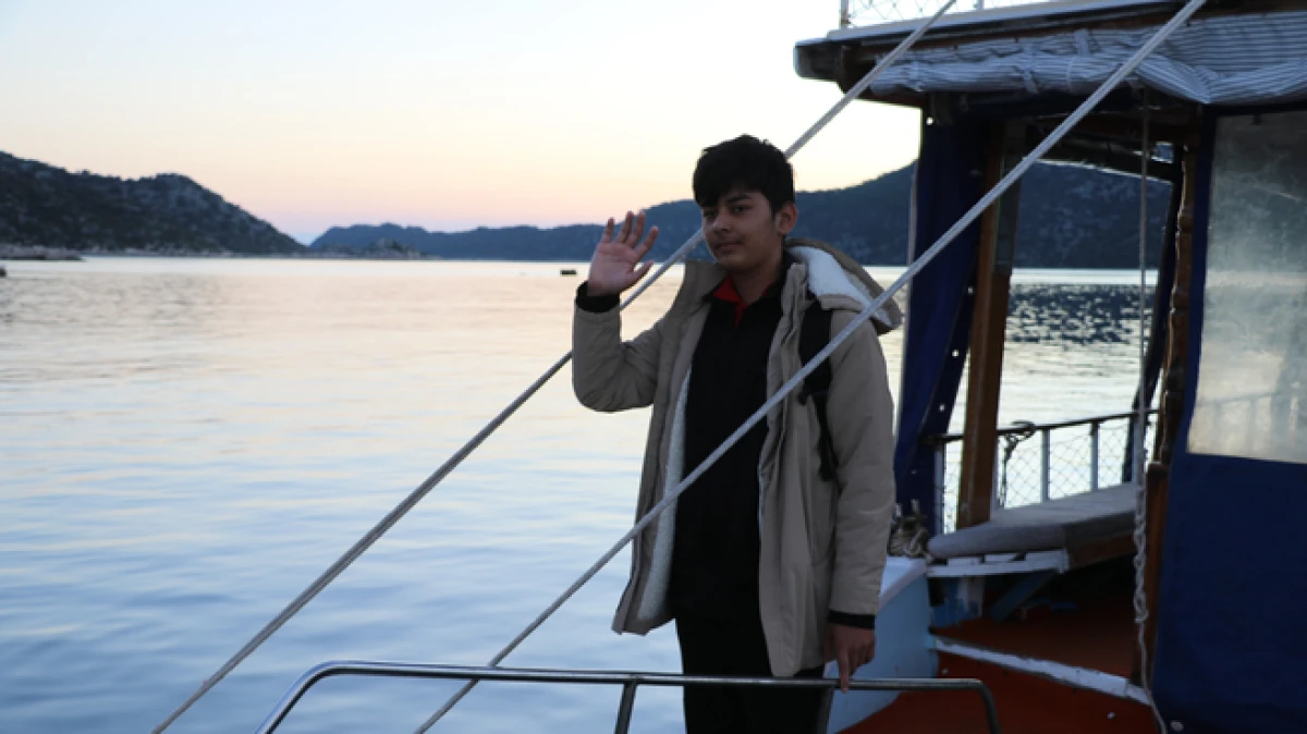 Antalya'dan eğitime yelken a&ccedil;an tekne, bir &ccedil;ocuğun hayallerini taşıyor