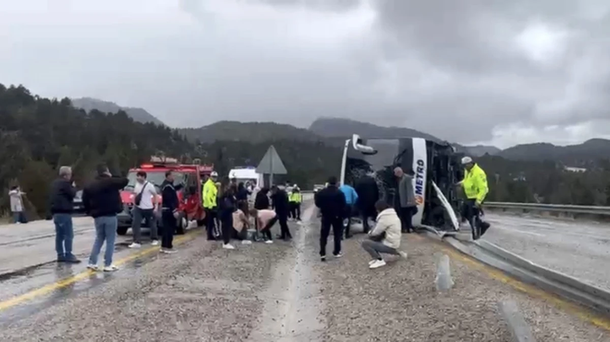 Antalya&rsquo;dan yola &ccedil;ıkan otob&uuml;s devrildi; 15 kişi yaralandı