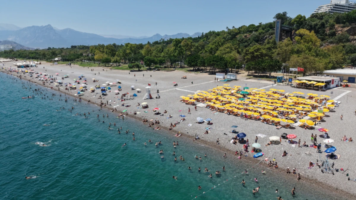 Antalya'nın bunaltıcı havasına mavi sularda serinlik aradılar