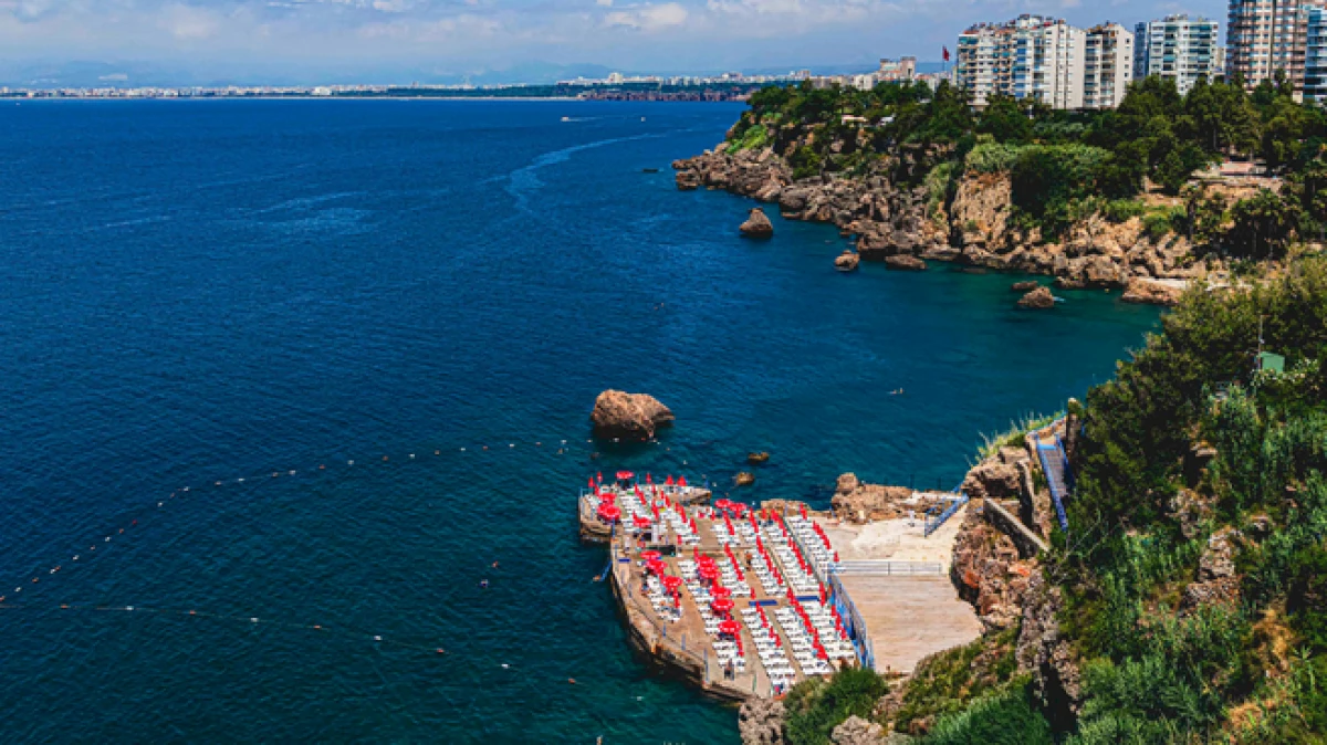Antalya&rsquo;nın mavi bayraklı plajlarında yaz keyfi başladı 