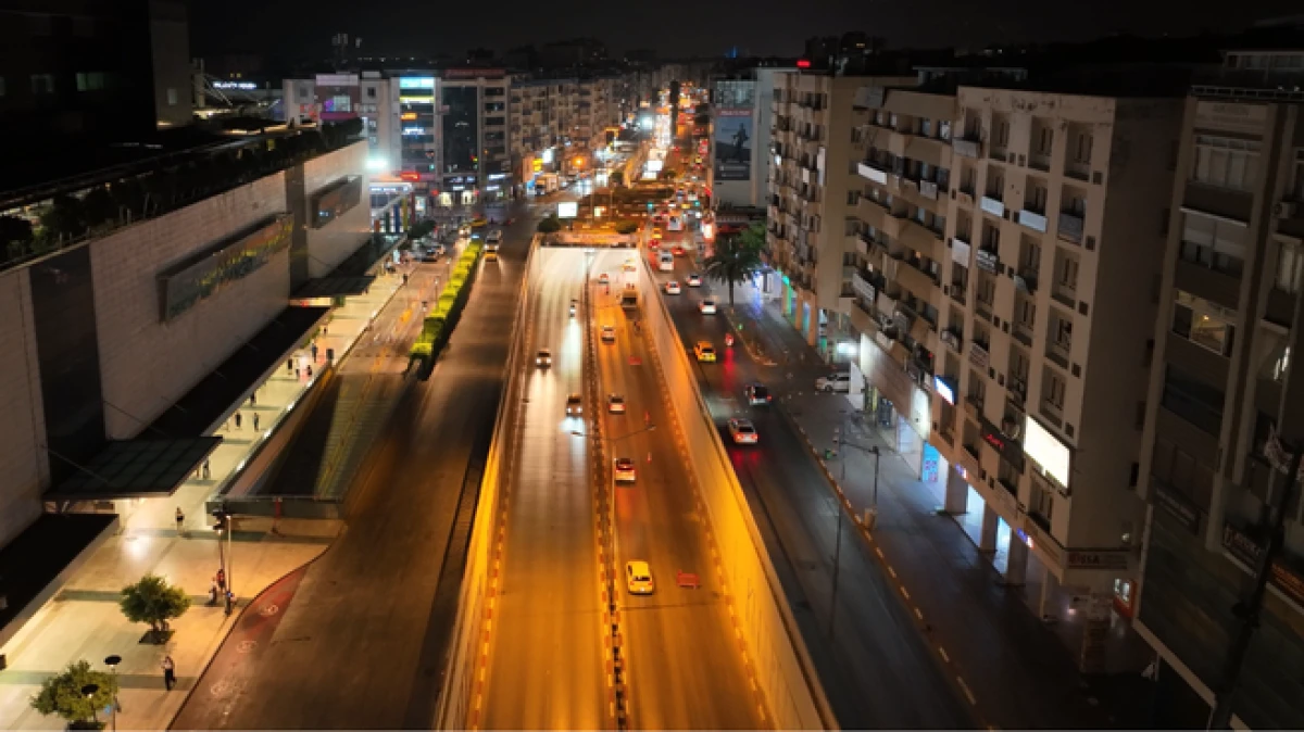 Antalya&rsquo;nın &ouml;nemli ulaşım g&uuml;zerg&acirc;hlarından 100. Yıl Caddesi yenileniyor