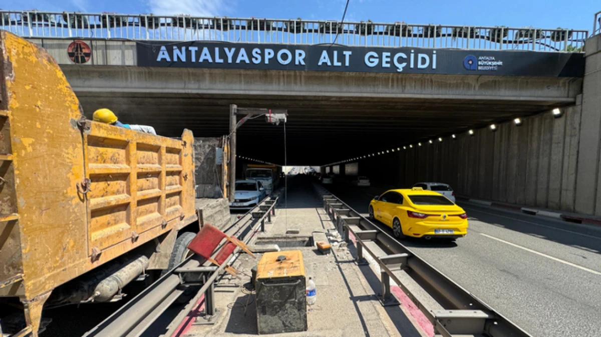 Antalyaspor Kavşağı’nda yağmur sezonu öncesi hat temizliği çalışması yapıldı