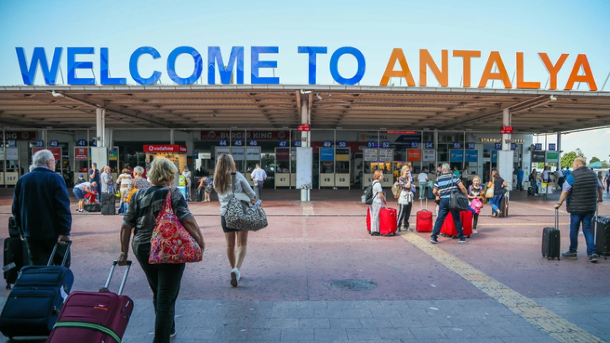 Antalya'ya 6 ayda hava yoluyla 5 milyon 574 bin 375 turist geldi