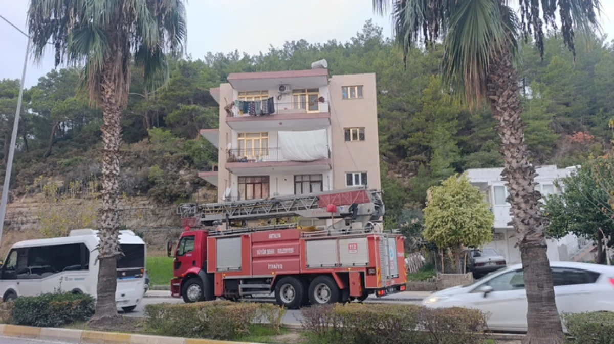 Balkonda ağlayan &ccedil;ocuk ihbarı ekipleri alarma ge&ccedil;irdi, ger&ccedil;ek ise bambaşka &ccedil;ıktı 