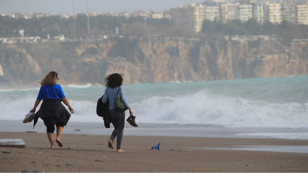 Bir hafta aradan sonra g&uuml;neşi g&ouml;ren Antalyalılar sahile akın etti   