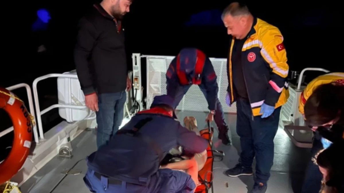 Demre Kalek&ouml;y'de rahatsızlanan kişi, sahil g&uuml;venlik botuyla tahliye edildi 