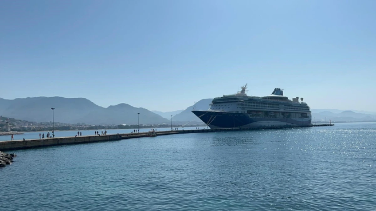 Devasa yolcu gemisi Alanya’da 