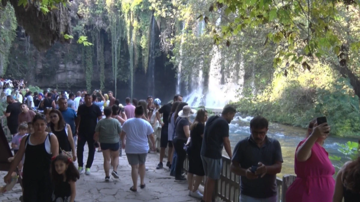 D&uuml;den Şelalesi, 2025'te yaklaşık 900 bin ziyaret&ccedil;iyi ağırladı   