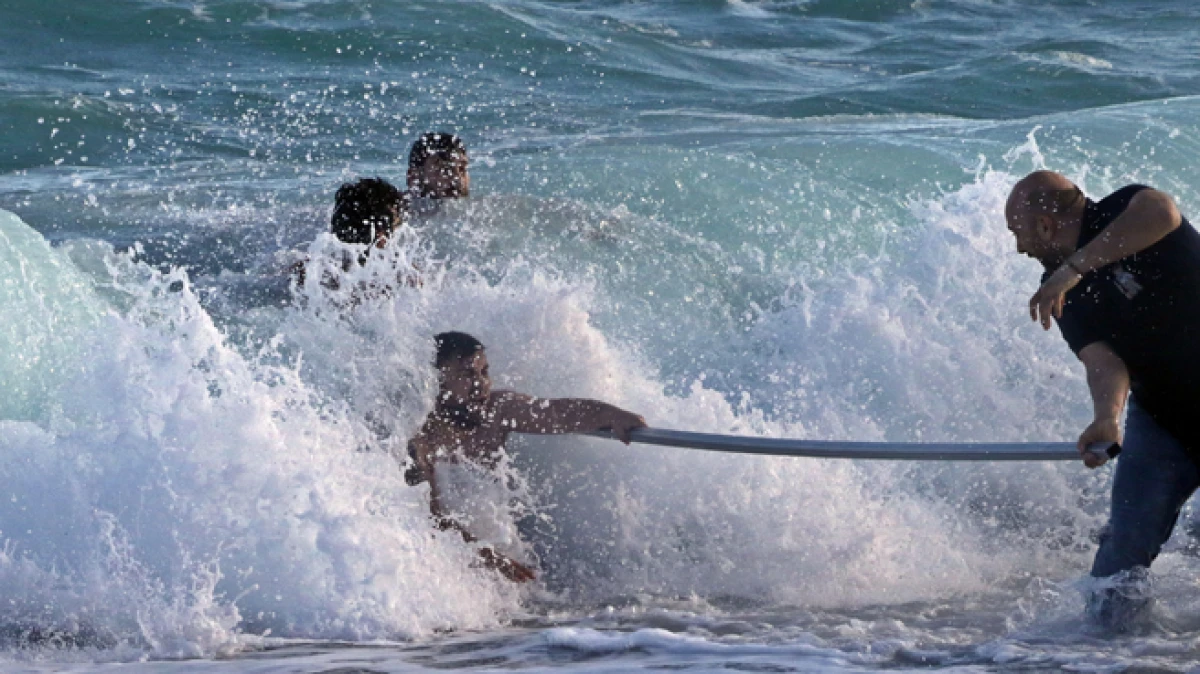 D&uuml;nyaca &uuml;nl&uuml; Konyaaltı Sahili&rsquo;nde can pazarı: 2 kardeş kurtuldu, kuzen hayatını kaybetti 