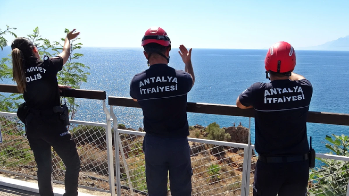 Falezlerden tehlikeli atlayış keyfine, polisin ‘atlarsan karakola götürürüm’ sözü engel oldu   