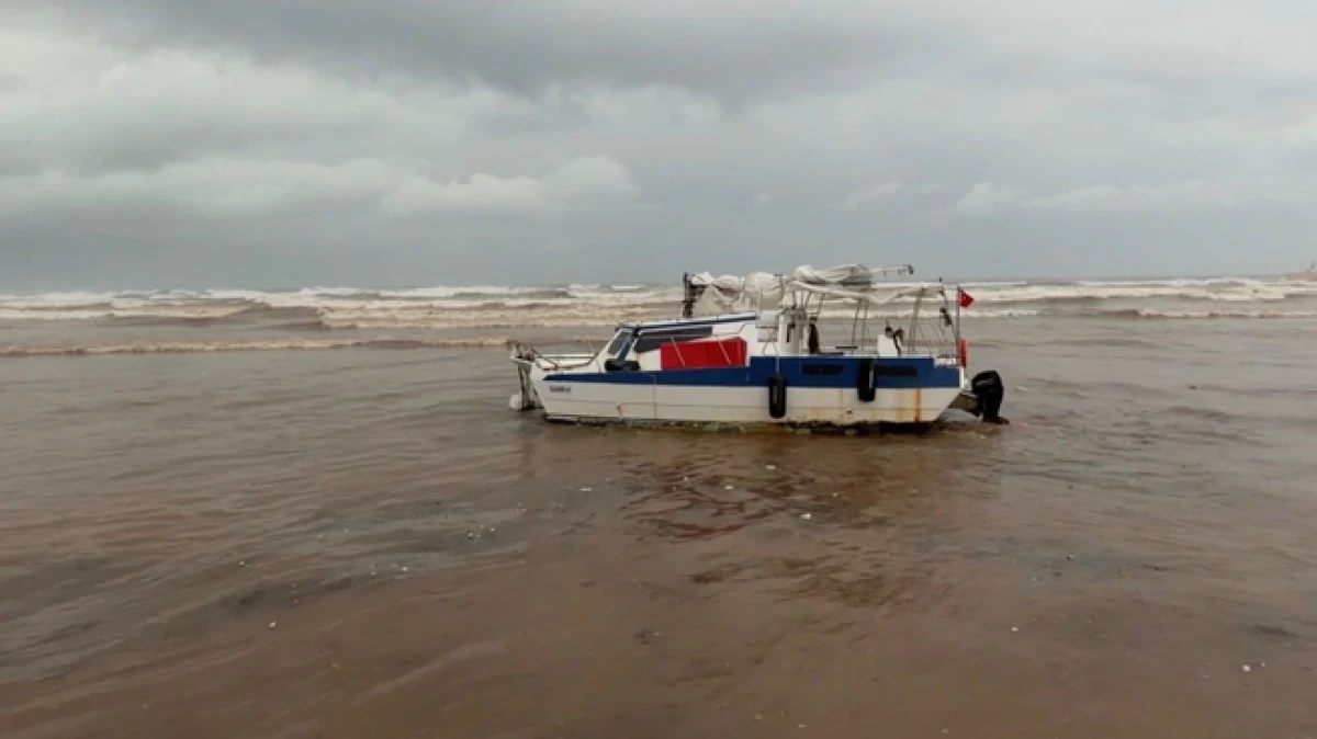 Finike'de fırtına sebebiyle tekne kıyıya sürüklendi, denizin rengi çamura döndü 