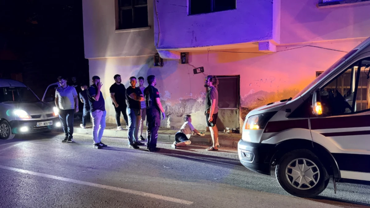 Gazipaşa&rsquo;da metruk evin penceresinden d&uuml;şen kadın yaralandı  