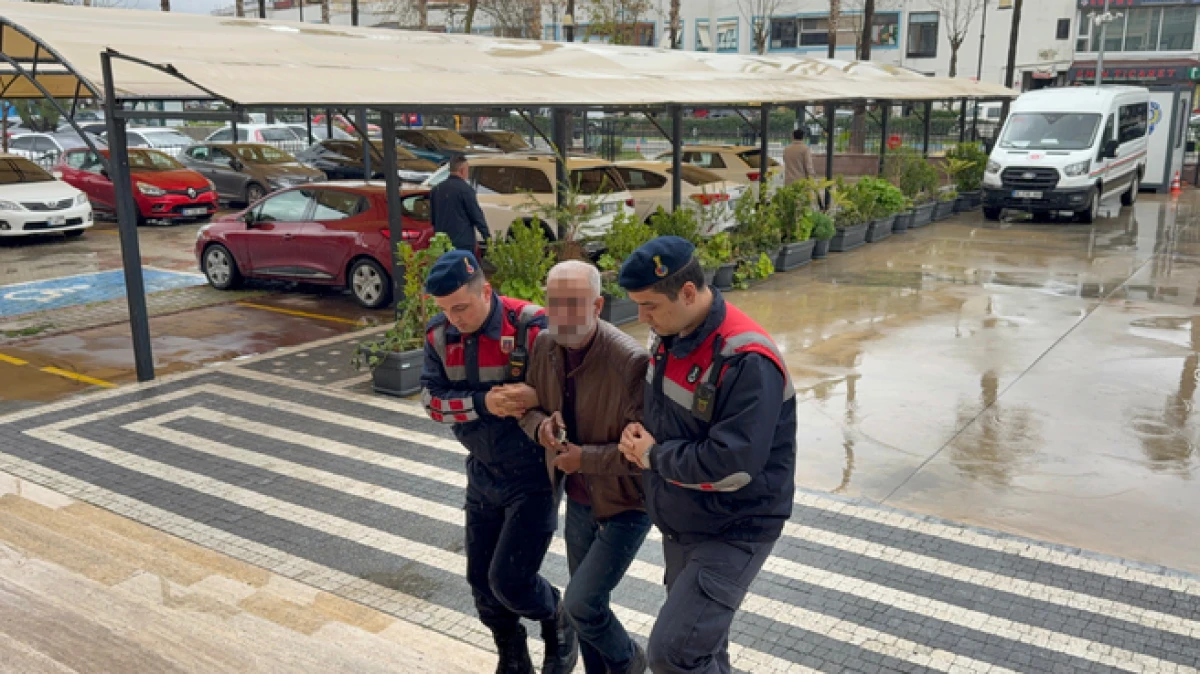 Gazipaşa&rsquo;da yol kenarında &ouml;l&uuml; bulunan kadının kocası g&ouml;zaltına alındı 