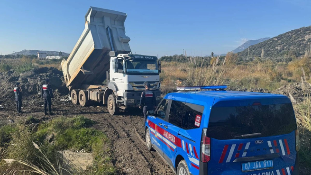 Kaş'ta izinsiz kum alımına jandarma engeli 