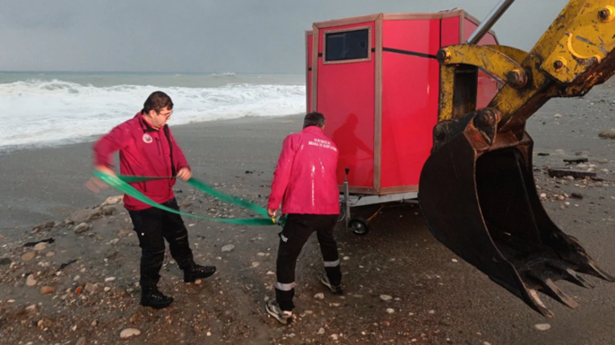 Kemer’de denize sürüklenen karavandaki turistler kurtarıldı
