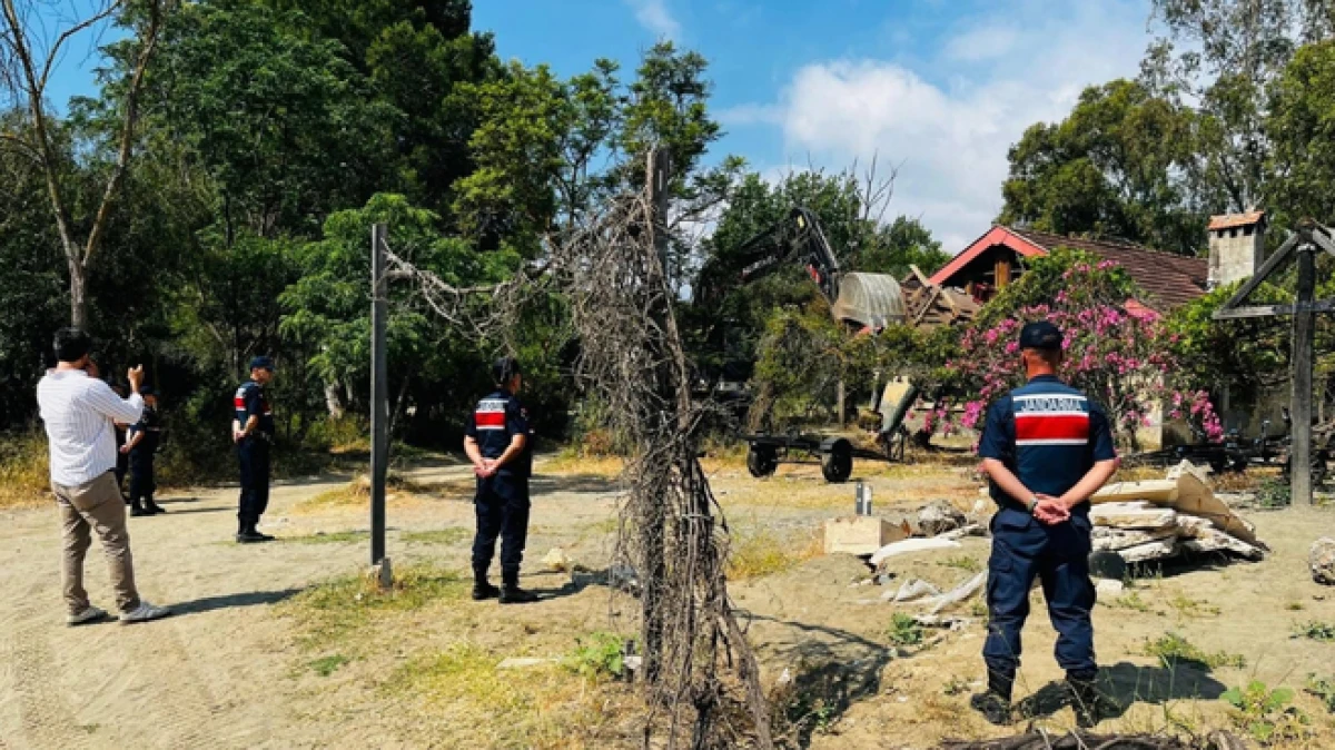 Kemer'de ka&ccedil;ak bungalov yapılar yıkıldı 