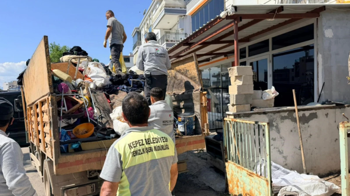 Kepez&rsquo;de daha &ouml;nce 2 operasyonda 16 kamyon &ccedil;&ouml;p &ccedil;ıkan evden 4 kamyon daha &ccedil;&ouml;p &ccedil;ıktı  