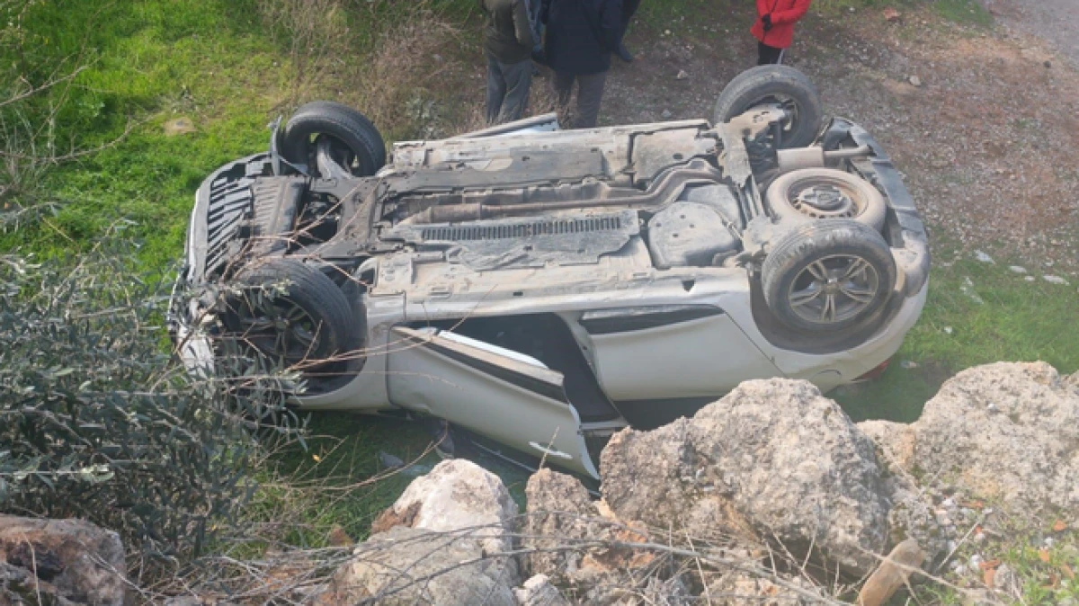 Kepez&rsquo;de otomobil boş araziye yuvarlandı: 4 yaralı   