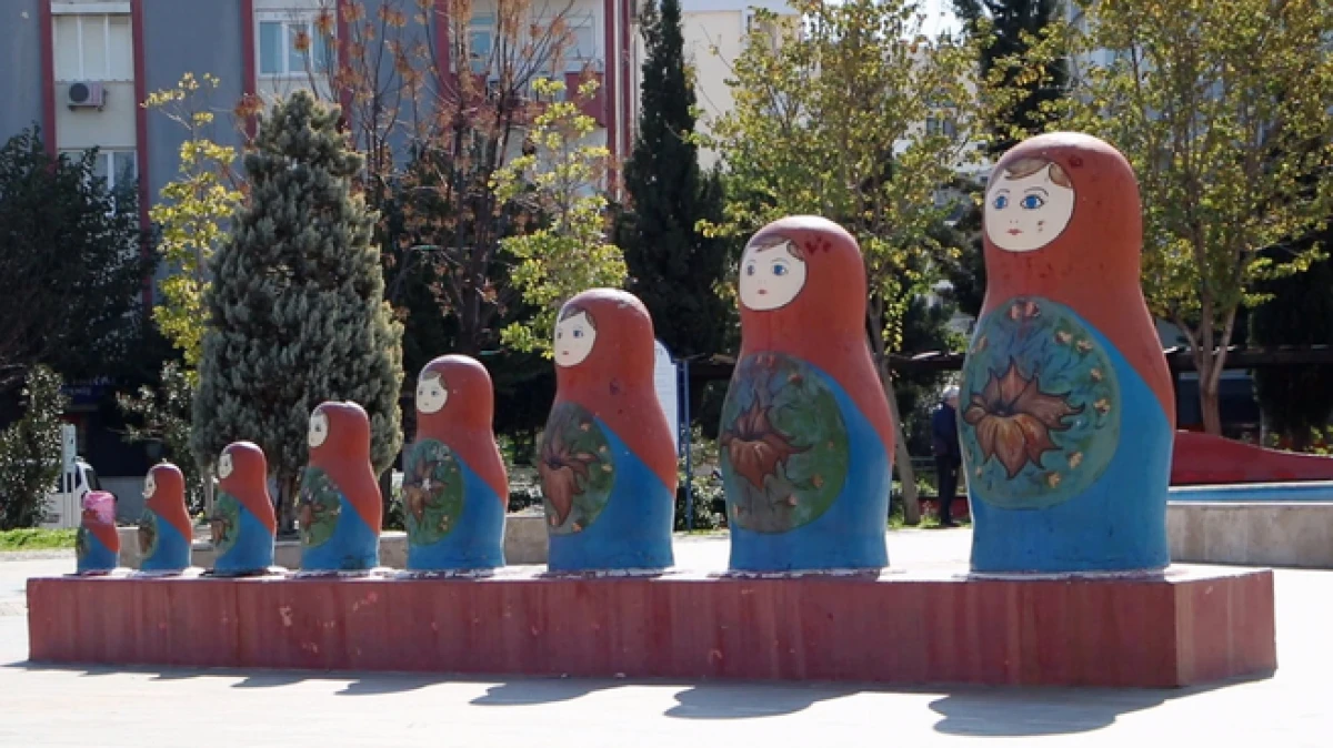 Konyaaltı il&ccedil;esindeki Dostluk Parkı'nın simgesi matruşkalar yenileniyor 