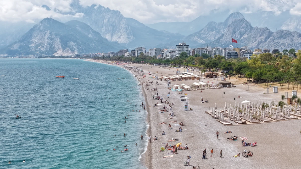 Konyaaltı Sahili&rsquo;nde tatilci yoğunluğu