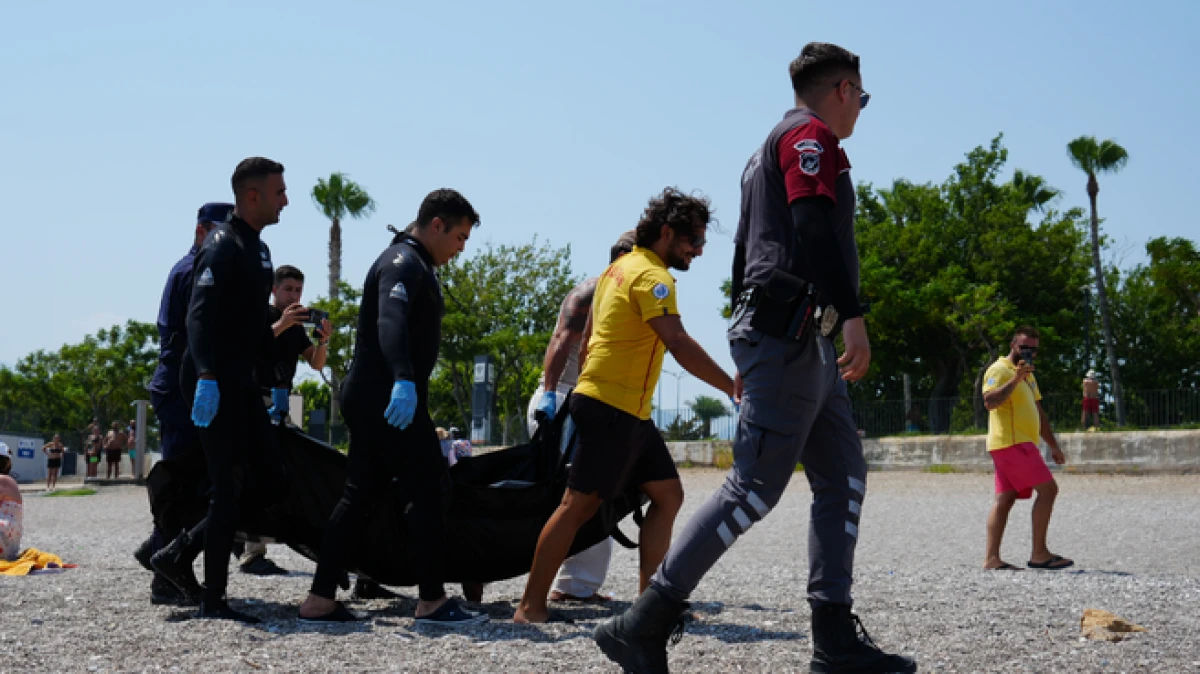 Konyaaltı Sahili'nde vücudunda kesikler bulunan erkek cesedi bulundu 
