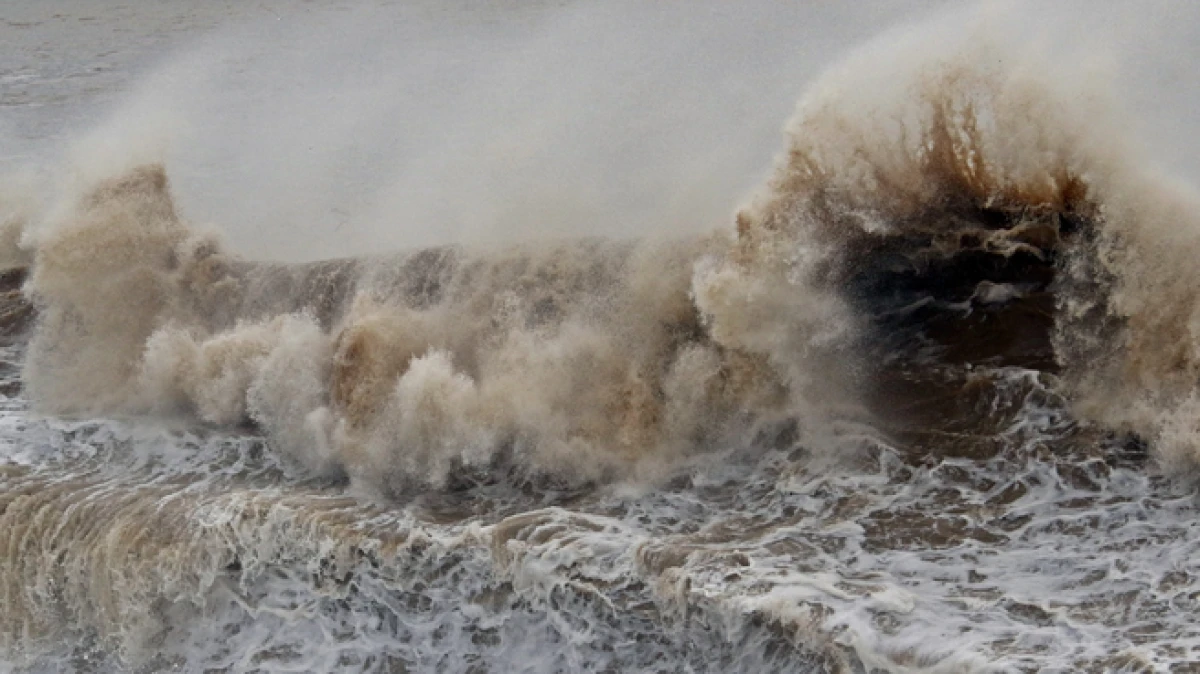 Konyaaltı&rsquo;nda dev dalgalar sahili d&ouml;vd&uuml;: Martılar balık, define avcıları kıymetli eşya aradı  