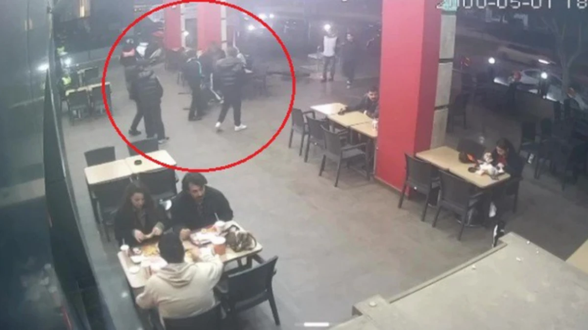 Konyaaltı&rsquo;nda tanımadıkları genci &ldquo;Neden bakıyorsun&rdquo; diye darp edip burnunu kırdılar