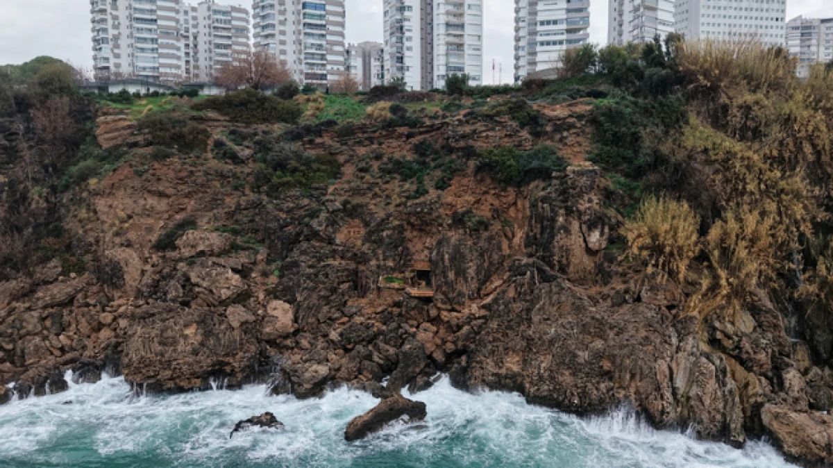 Koruma altındaki falezlerde 'ka&ccedil;ak baraka' işgali 