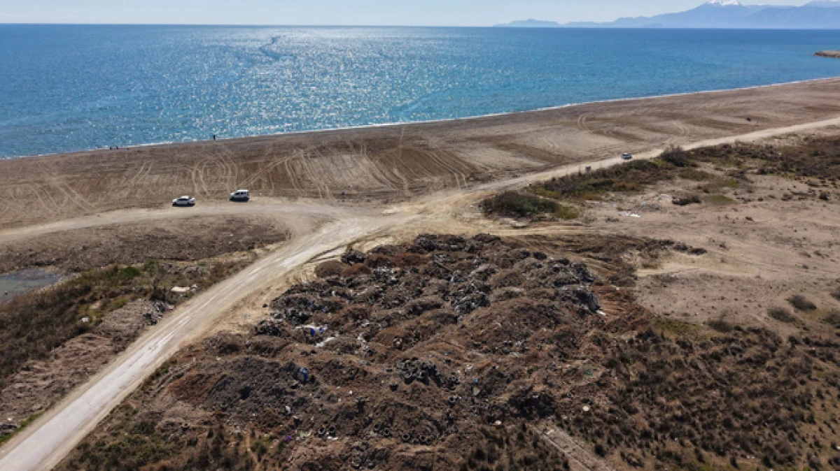 Kumk&ouml;y Sahili&rsquo;nde kumsalın altından 1500 foseptik &ccedil;ukuru ortaya &ccedil;ıktı