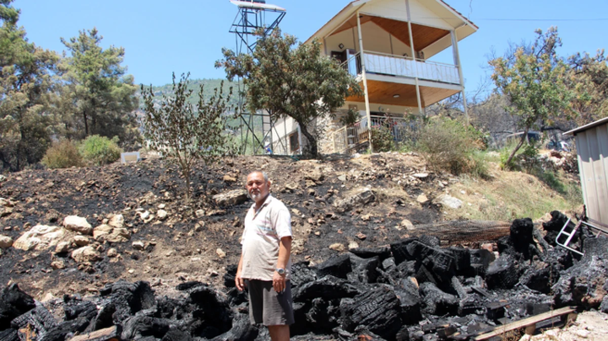 Kumluca&rsquo;da emekli itfaiyeci evini yanmaktan kurtardı