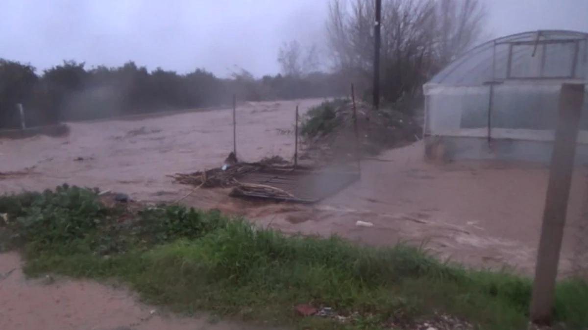 Kumluca'da sağanak yağış tarım arazilerini sular altında bıraktı, ara&ccedil;ta mahsur kalan s&uuml;r&uuml;c&uuml; botla kurtarıldı   