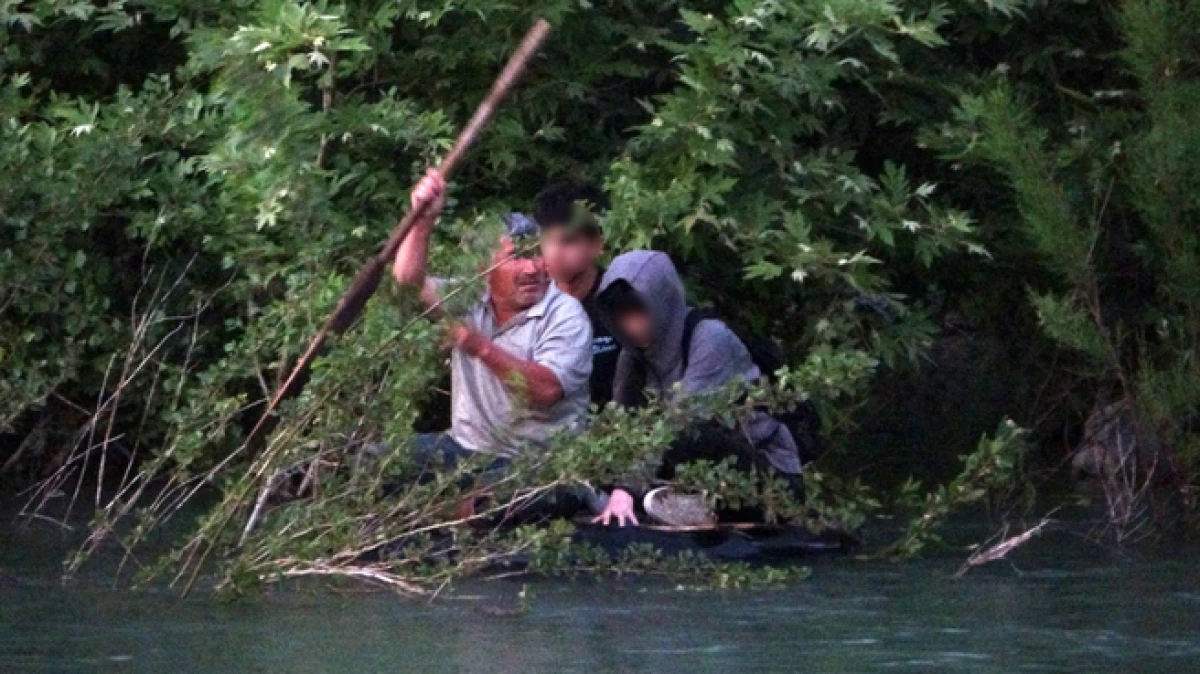Manavgat Irmağı&rsquo;ndaki adacıkta mahsur kalan 2 &ccedil;ocuk şambrel ile kurtarıldı  