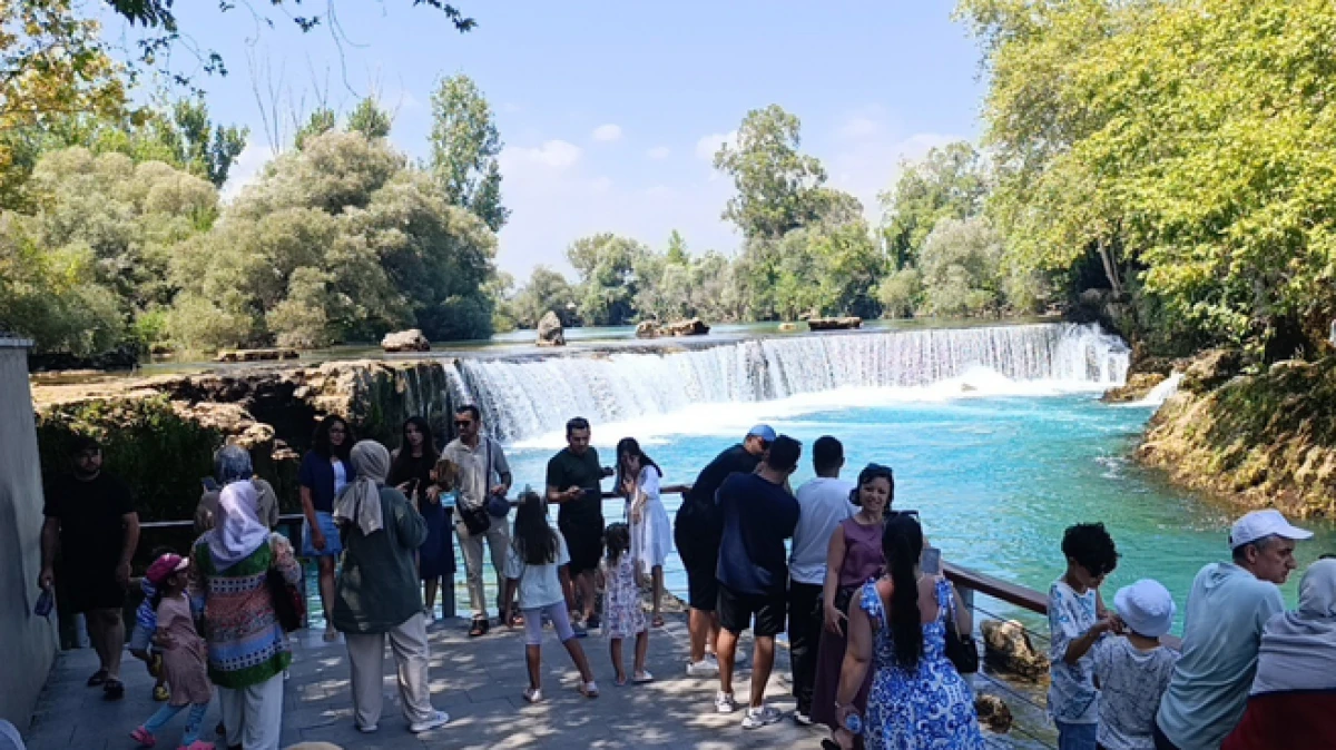 Manavgat Şelalesi'nde düşen su seviyesi ziyaretçileri şaşkına çevirdi   