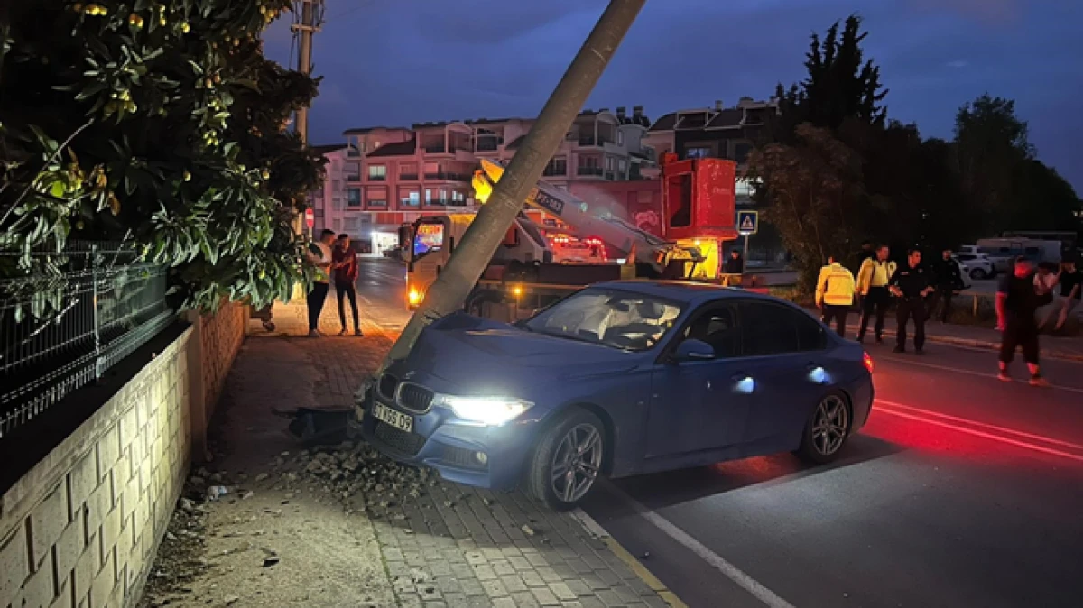 Manavgat&rsquo;ta aydınlatma direğine &ccedil;arpan otomobilin s&uuml;r&uuml;c&uuml;s&uuml; yaralandı   