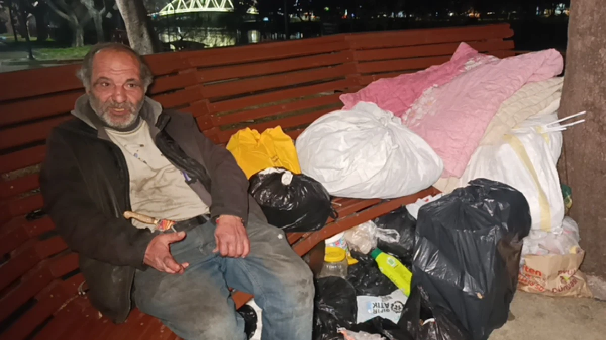 Manavgat&rsquo;ta bankta hayatını s&uuml;rd&uuml;ren adam, otelde konaklamayı kabul etmedi 