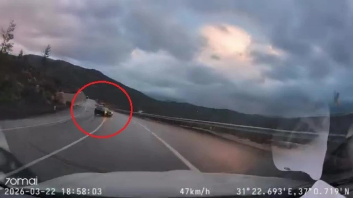 Manavgat&rsquo;ta kayganlaşan yolda otomobil kontrolden &ccedil;ıktı, faciadan d&ouml;n&uuml;ld&uuml;