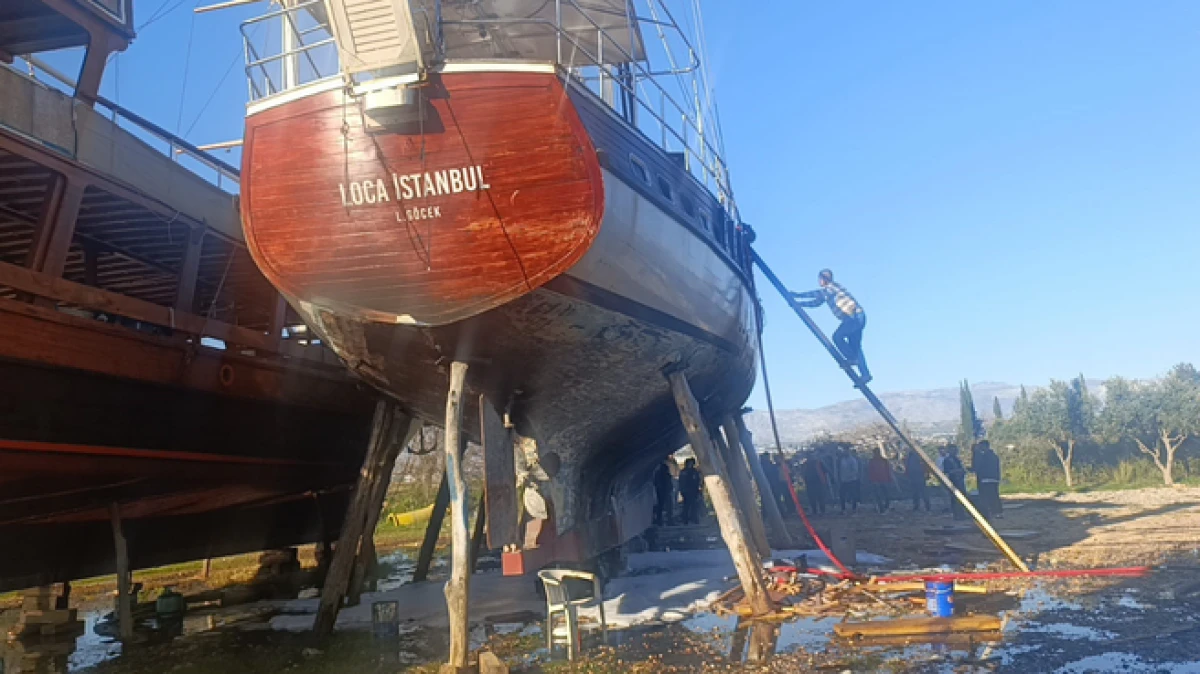 Manavgat'ta tur teknesinde &ccedil;ıkan yangın korkuttu