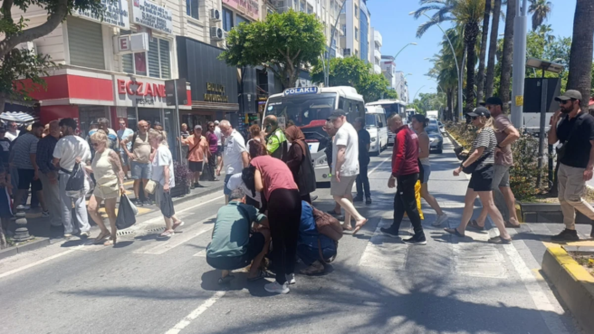 Manavgat&rsquo;ta yaya ge&ccedil;idinde motosikletin &ccedil;arptığı Alman kadın turist yaralandı 