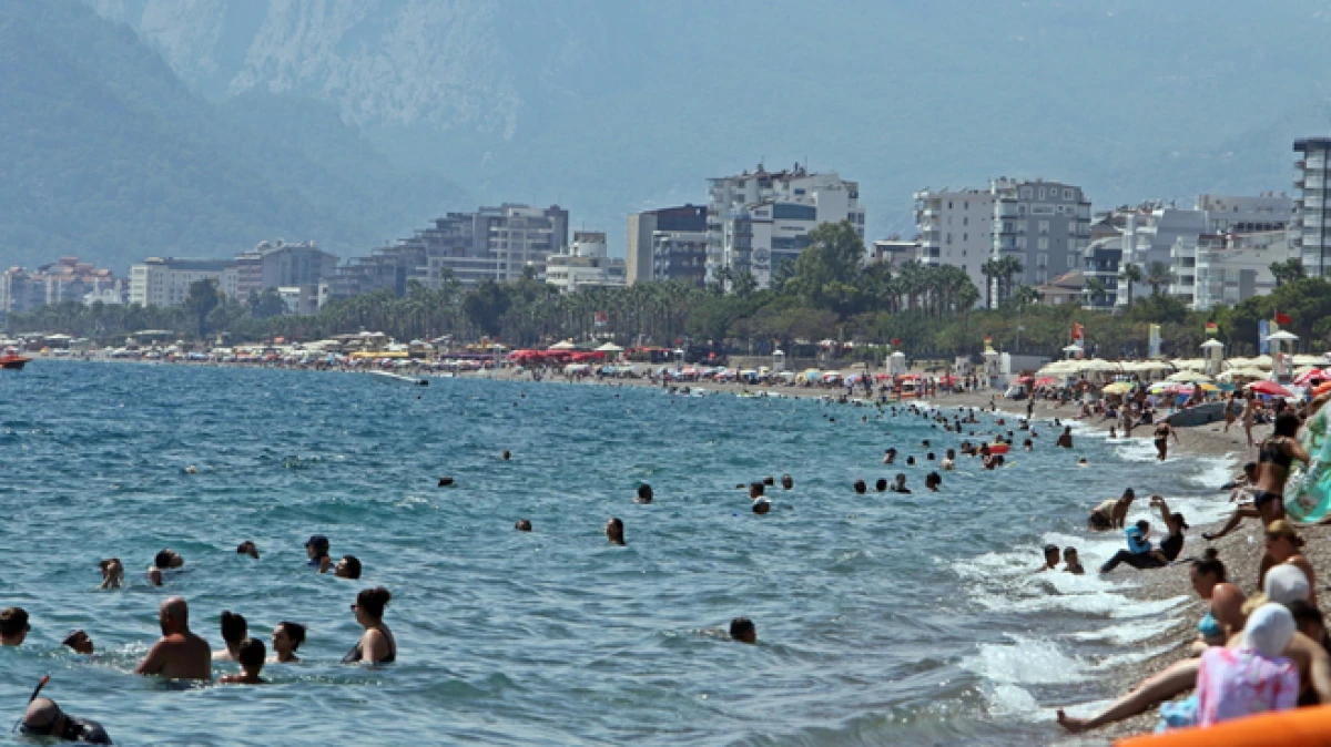 Okullar açıldı, dünyaca ünlü Konyaaltı Sahili'nde yoğunluk yarı yarıya düştü   